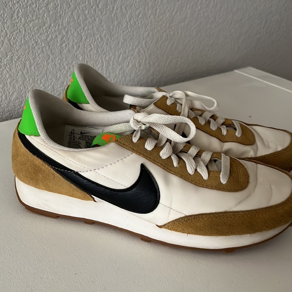 2020 Wmns Daybreak 'Wheat'
